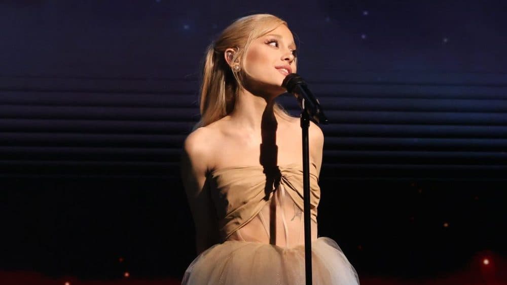 Ariana Grande presenta su setlist en el inicio del Eternal Sunshine Tour en Oakland, un evento lleno de sorpresas musicales.