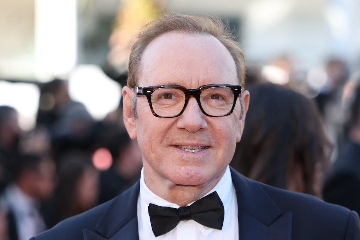 El actor Kevin Spacey sorprendió con su regreso a Cannes, marcando su primer evento tras los señalamientos de agresión sexual.