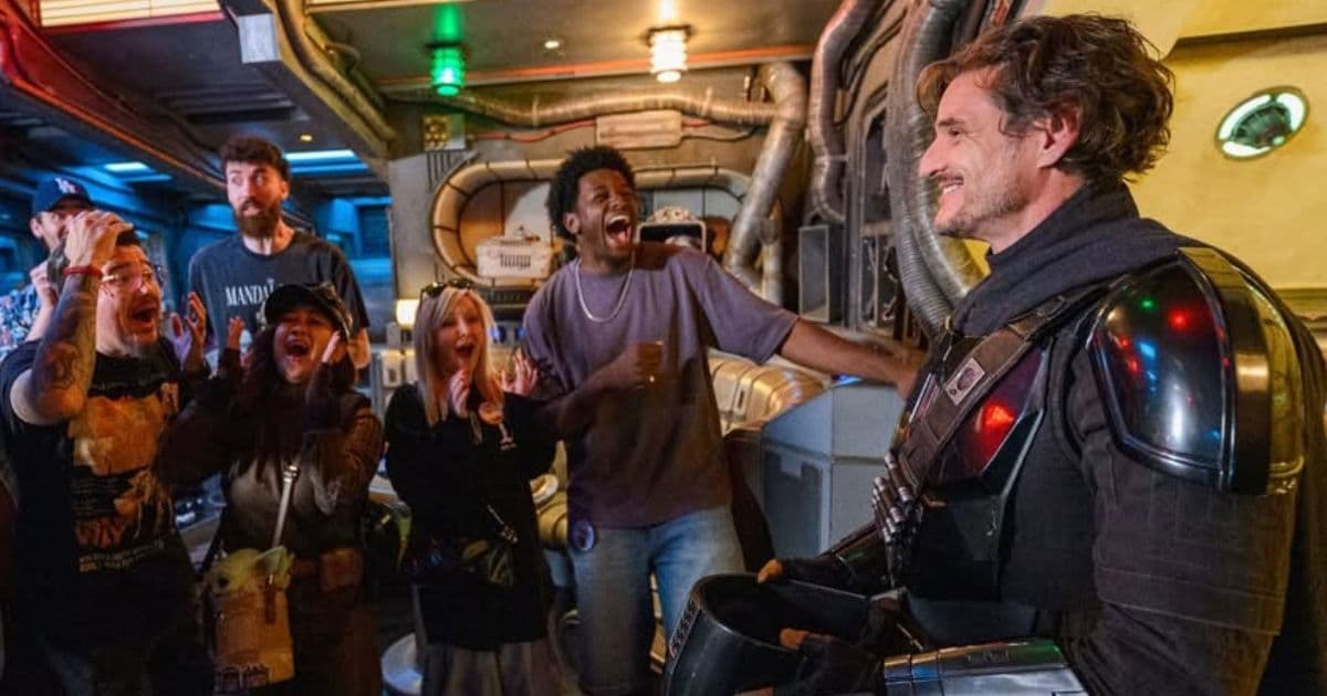 El actor Pedro Pascal causó sensación al visitar Disneyland disfrazado como The Mandalorian. Fans se mostraron encantados con su aparición.