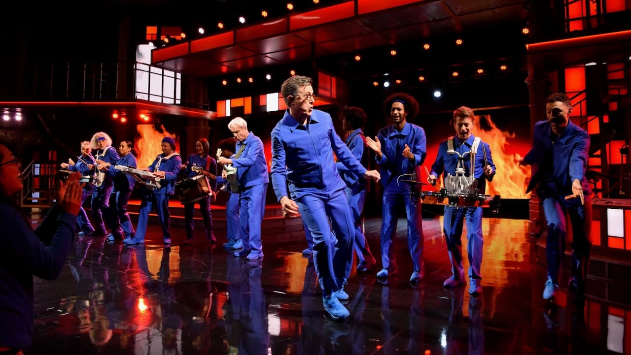 David Byrne mostró su talento en The Late Show junto a Stephen Colbert interpretando la icónica canción Burning Down the House.