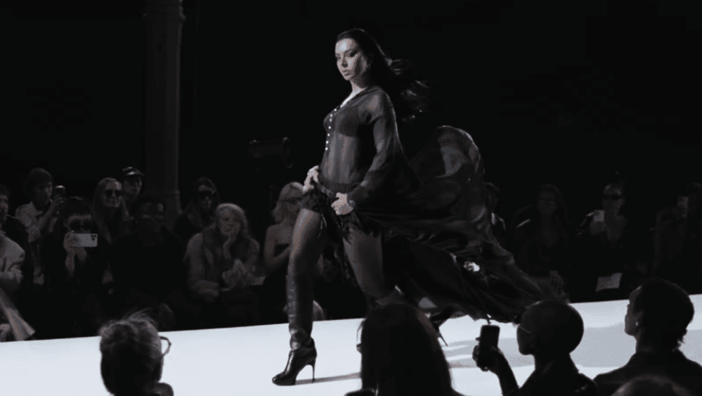 La cantante Charli XCX deslumbra con su estilo en el video reciente 'SS26', mostrando su talento en la pasarela.