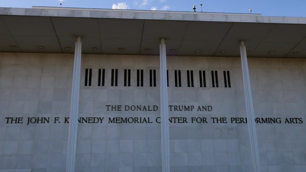 La decisión de un juez sobre el Kennedy Center resalta la controversia detrás del honor a Trump.