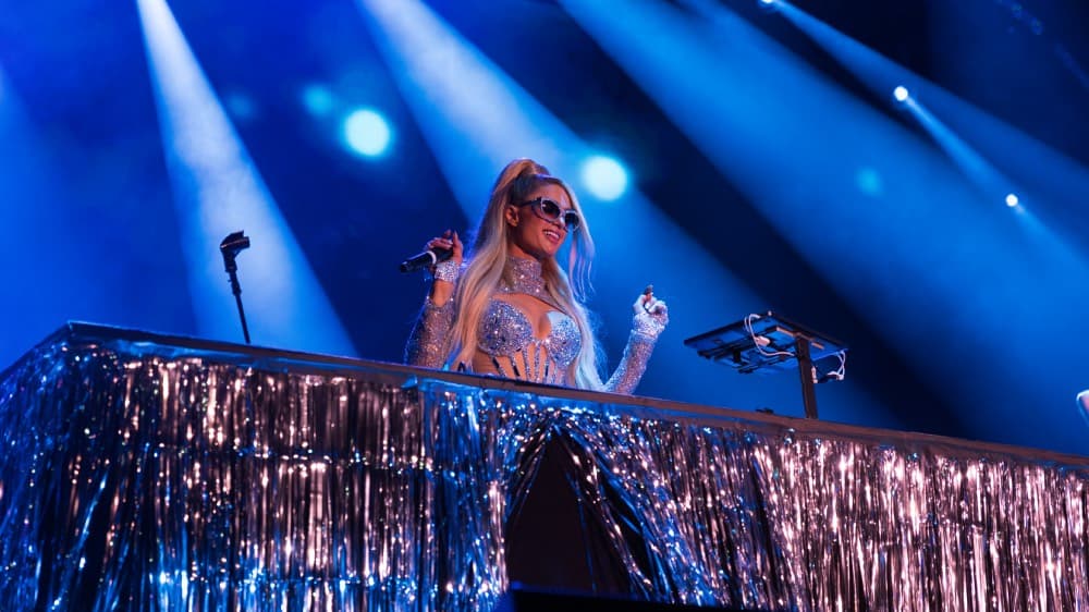 Los conciertos de Bebe Rexha y Paris Hilton en AMC Theatres se retrasan por una mejor taquilla de verano.