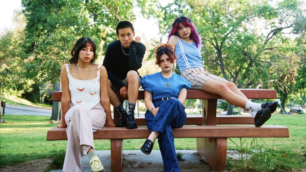 La joven banda The Linda Lindas ha firmado con Reprise-Warner, un paso significativo en su carrera musical.