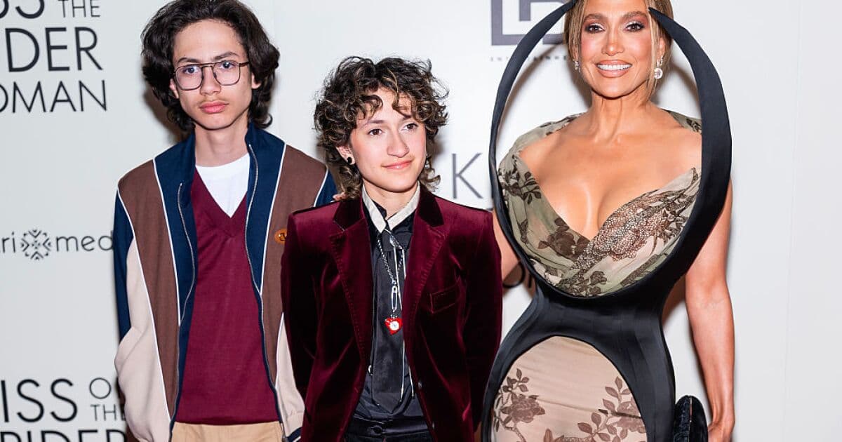 La cantante Jennifer Lopez comparte vacaciones en Europa con sus hijos Max y Emme antes de su partida a la universidad.