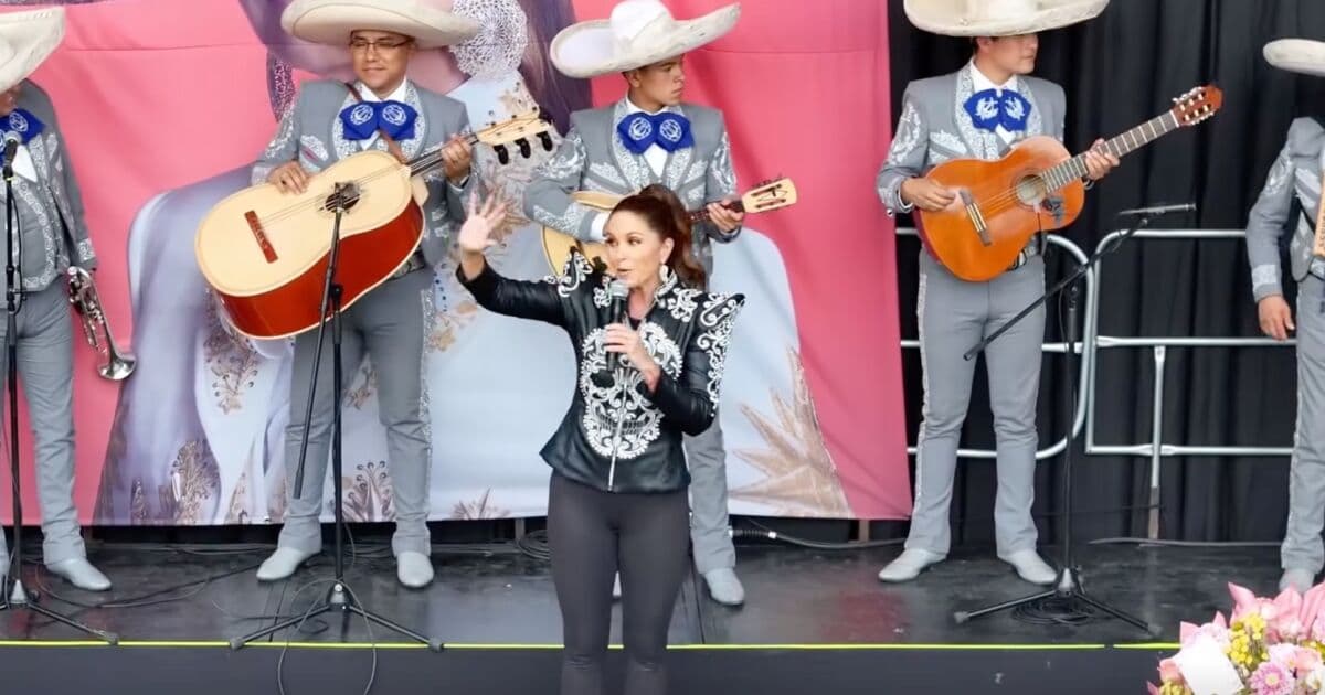 La famosa artista Lucero realizó un inesperado recital en la Central de Abasto de la Ciudad de México.
