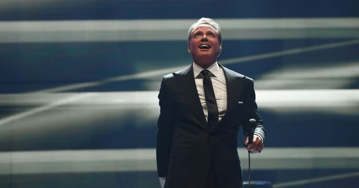 El tema 'Ahora Te Puedes Marchar' de Luis Miguel supera mil millones de reproducciones en Spotify, marcando un hito en su carrera.