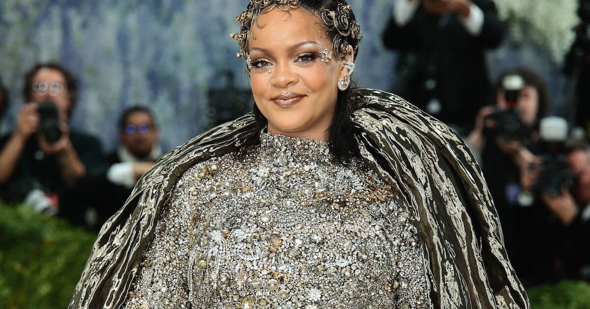La cantante Rihanna hizo una inesperada aparición en un concierto de Jay-Z en Nueva York, marcando su regreso a los escenarios.