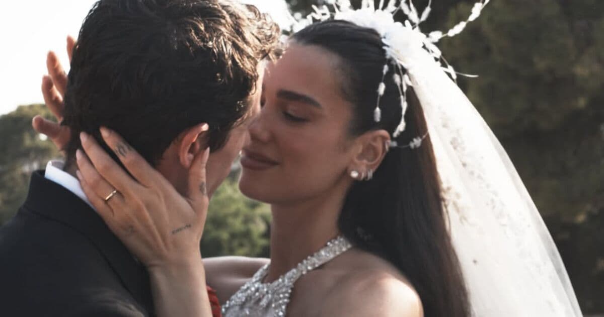 Callum Turner comparte su experiencia personal tras casarse con Dua Lipa, reflexionando sobre la atención mediática que recibió el evento.
