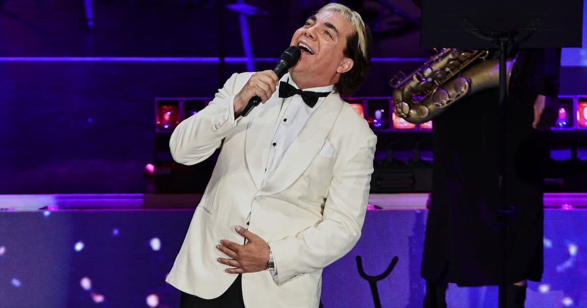 Cristian Castro, conocido por su carrera musical, planea continuar sus estudios tras graduarse a los 51 años.