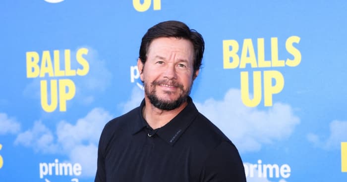 Mark Wahlberg comparte su visión sobre la Primera Comunión de su hija mayor y la educación religiosa en casa.