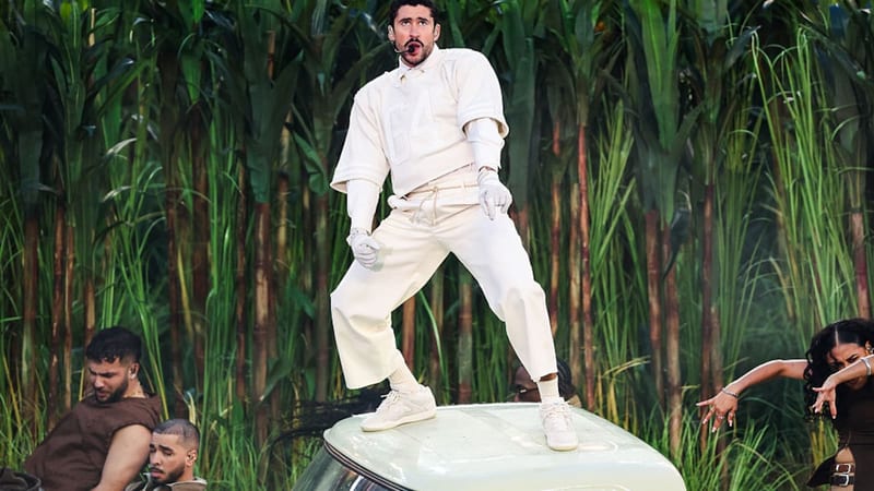 Descubre cuánto cuestan los tenis BadBo 1.0 que usó Bad Bunny en el Super Bowl y su creciente popularidad.