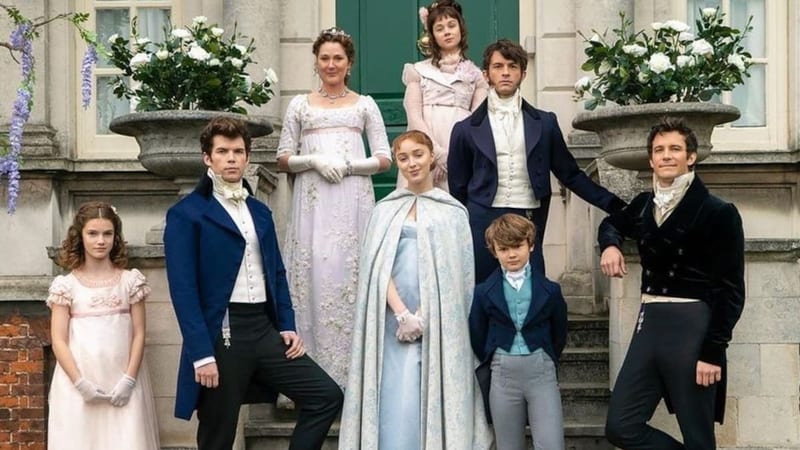 Descubre el orden correcto para disfrutar los libros de Bridgerton y sumérgete en sus apasionantes historias.