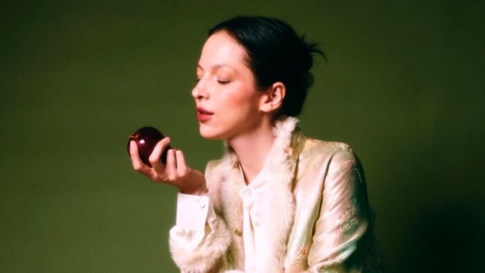 La popular cantante Paty Cantú ofrece a sus seguidores la oportunidad de firmar discos y tomarse fotos con ella en evento especial.