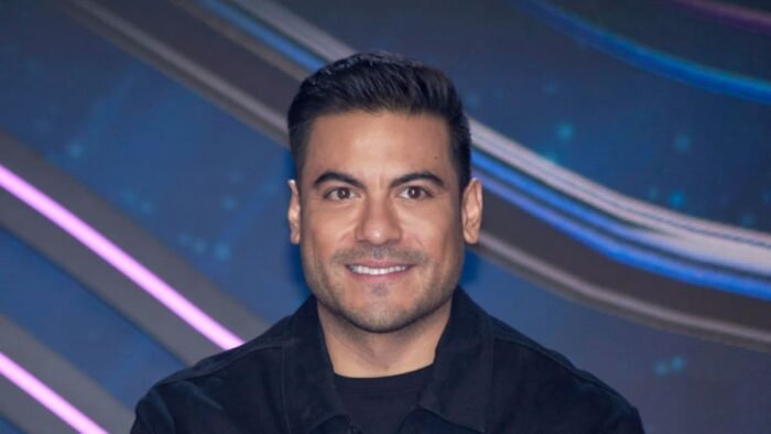 Carlos Rivera se pronuncia con serenidad sobre rumores de su vínculo con Cynthia Rodríguez, priorizando su privacidad.