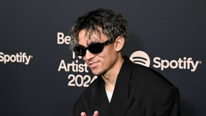 El productor Tainy lanza un adelanto de su próximo single, generando especulaciones sobre una emocionante colaboración musical.