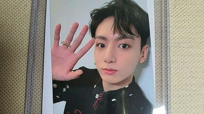 Descubre cómo las photocards de K-Pop se han convertido en objetos de deseo y grandes fortunas para coleccionistas.