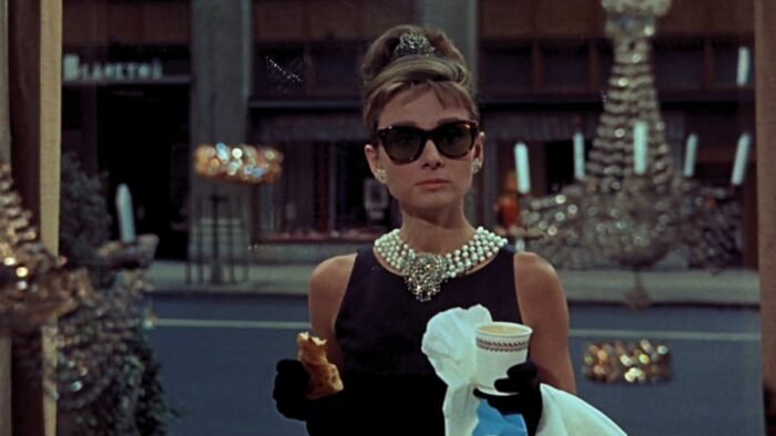 Descubre quién interpretará a la icónica Holly Golightly en el nuevo proyecto de Breakfast at Tiffany’s.