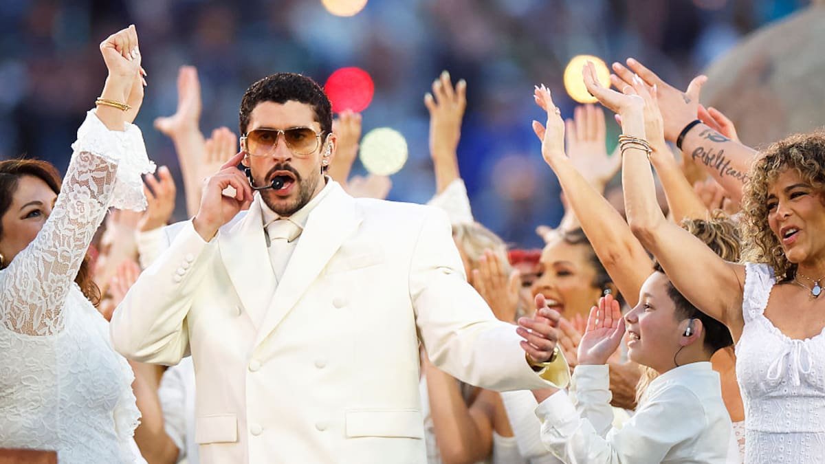 Descubre cuánto cobró Bad Bunny por su actuación en el Super Bowl y el impacto de este evento.