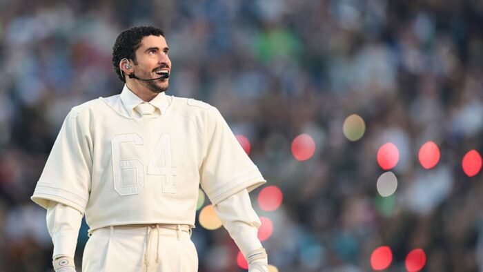 El show de Bad Bunny en el Super Bowl LX desbordó simbolismos que resonaron entre millones de espectadores latinos.