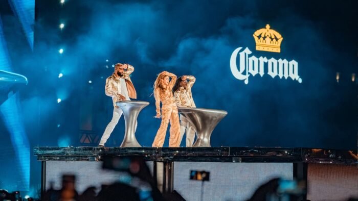 Más de 400 mil mexicanos vivieron un histórico concierto de Shakira y Corona en el Zócalo lleno de energía y emoción.