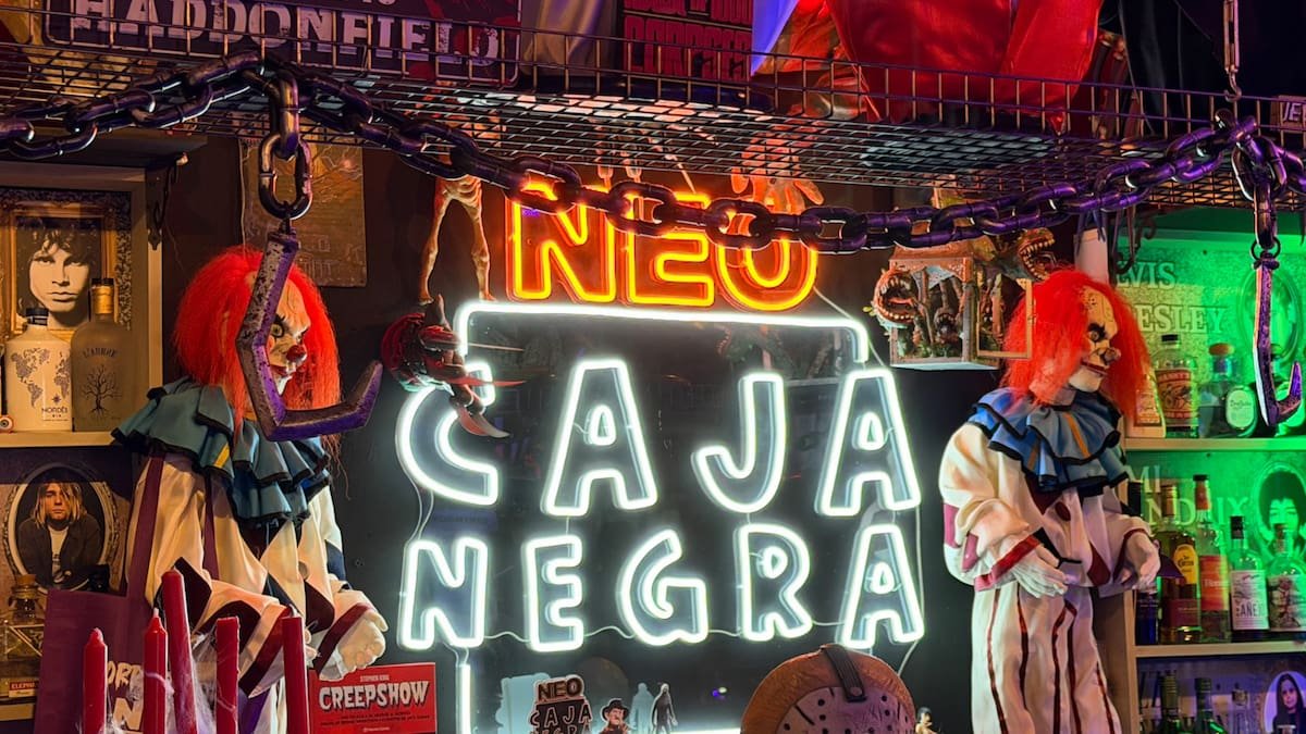 Descubre Neo Caja Negra, el bar en Barcelona que combina coctelería de autor con una fascinante colección de terror.