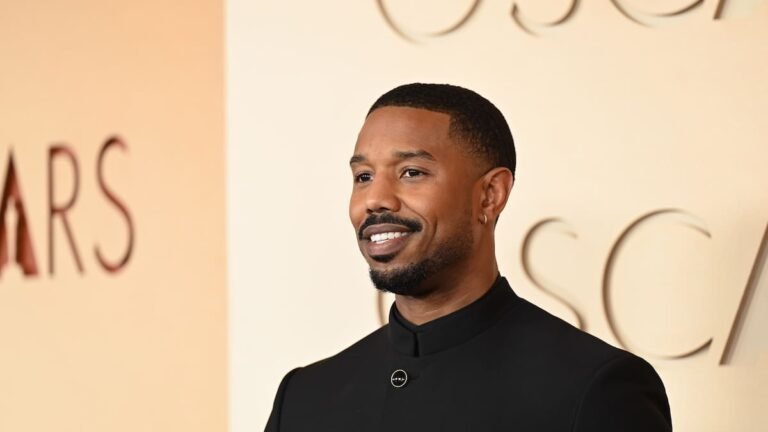 Michael B. Jordan brilla en la gala del Oscar al recibir el premio por su actuación en Sinners, una obra intensa.