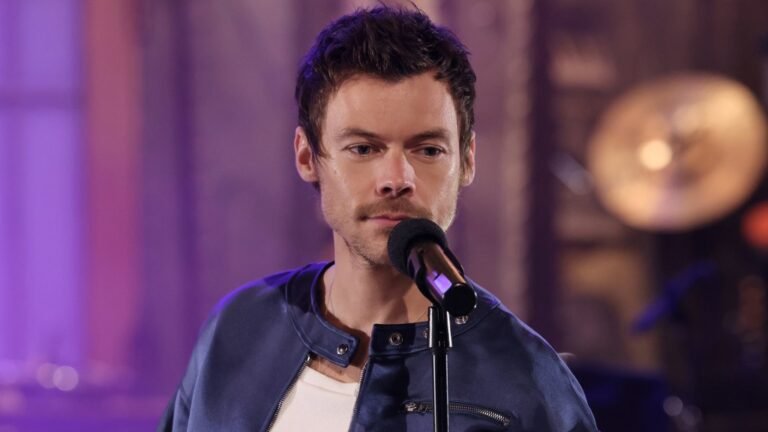 Harry Styles combina su talento como anfitrión y músico en SNL, mientras Marcello Hernández suma diversión al ambiente.